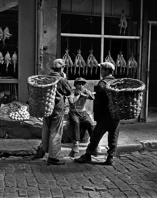 Ara Güler - Porteurs au marché de poissons de Beyoglu, Istanbul, Turquie 1954