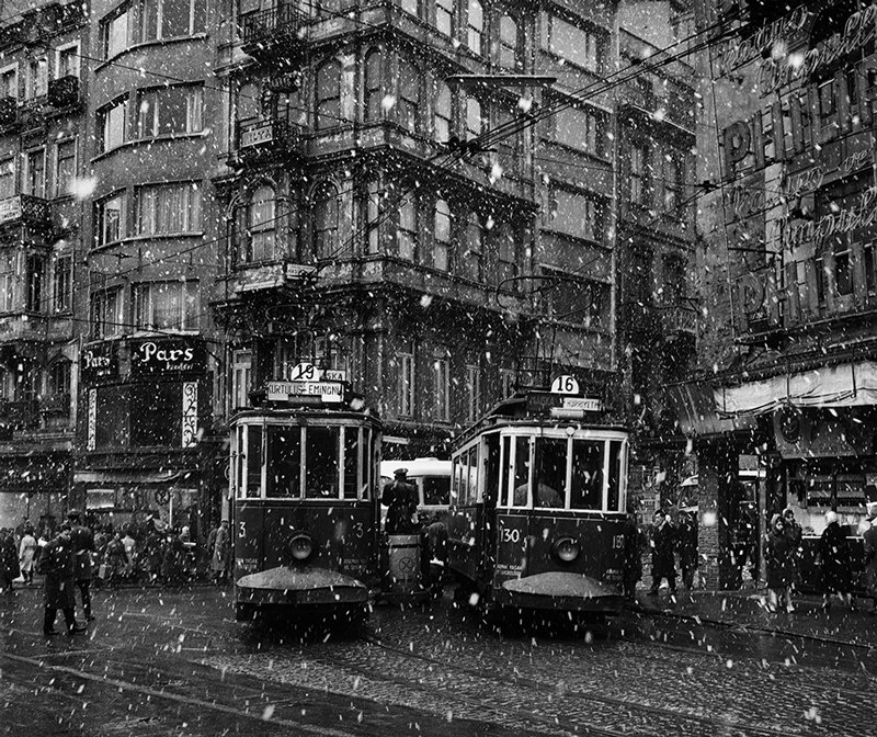 Ara Güler - Trams qui tournent au coin de Galata-Saray, un jour de neige, Turquie 1960