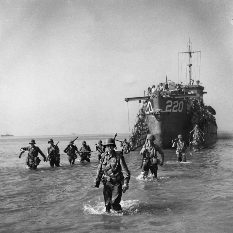 George Rodger - American soldiers land on the shore near Salerno, Italy 1943