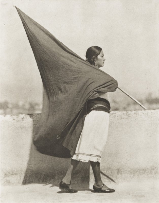 Tina Modotti - Femme avec drapeau, 1928
