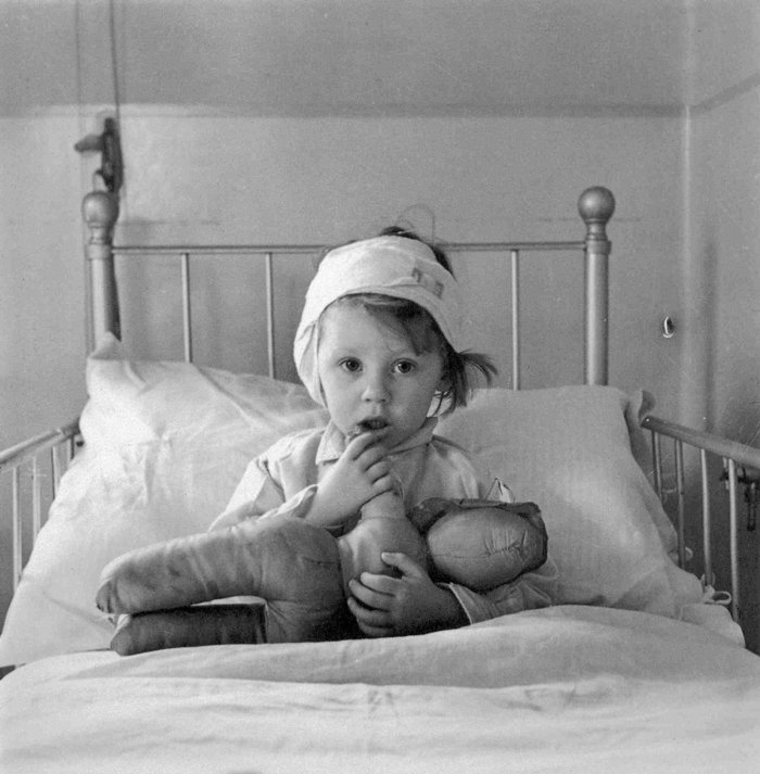 Cecil Beaton - Eileen Dunne in the hospital for sick children, London 1940