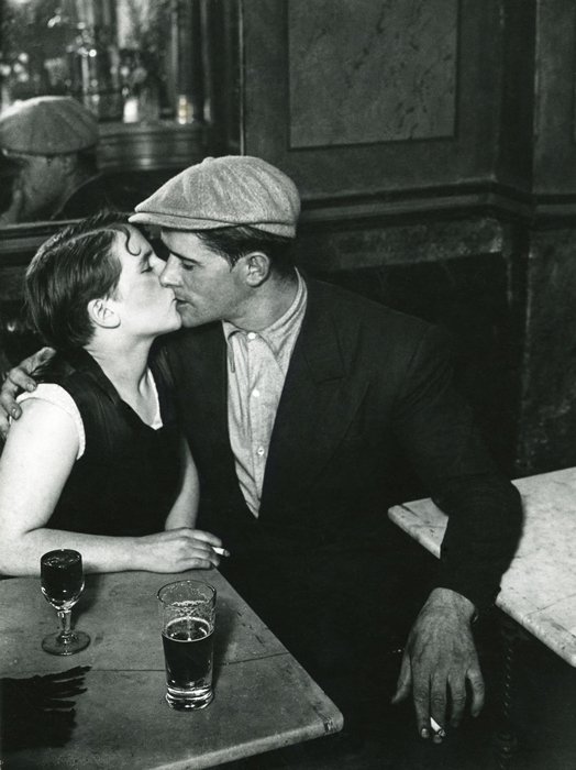 Brassaï - La dispute, couple s'embrassant dans un bistrot rue St Denis, Paris 1931