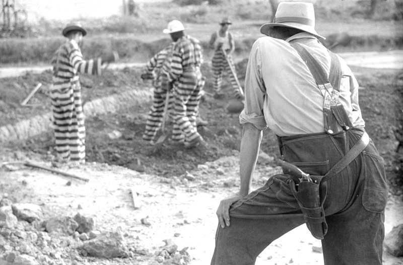 Jack Delano - Chain gang convicts and guard, Oglethorpe County, Georgia 1941