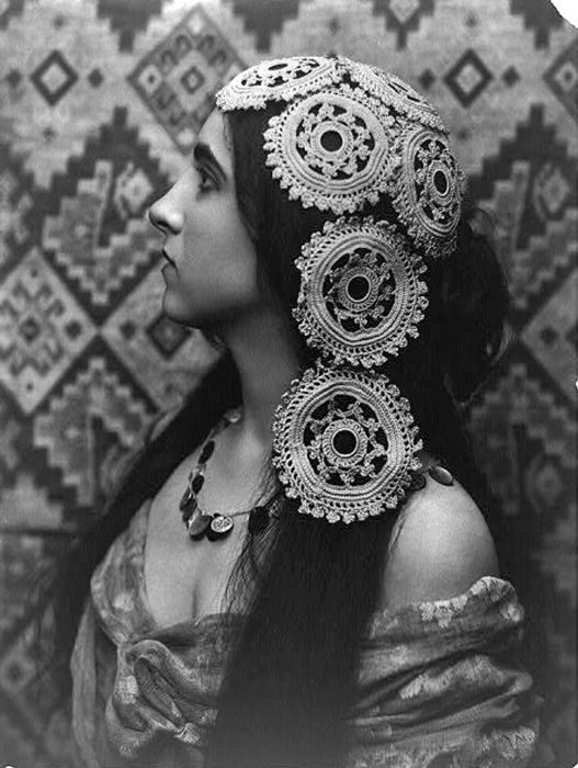 Fitz William Guerin - Young women modeling, head and shoulders, left profile, wearing crochet on head, 1902