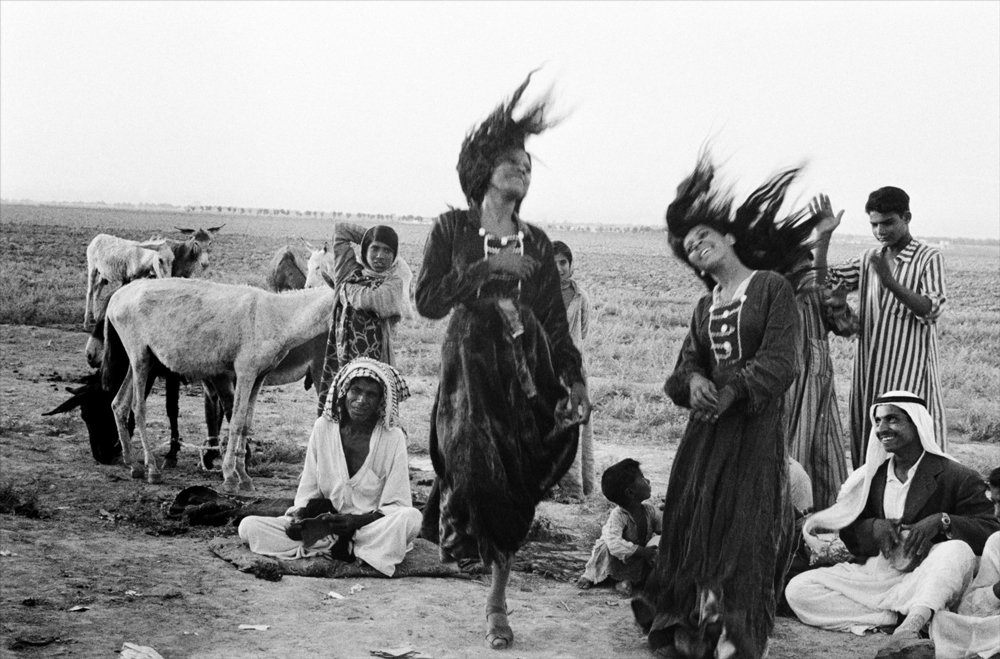 Inge Morath - Gypsies dancing in a camp near Catesiphon, Iraq 1956