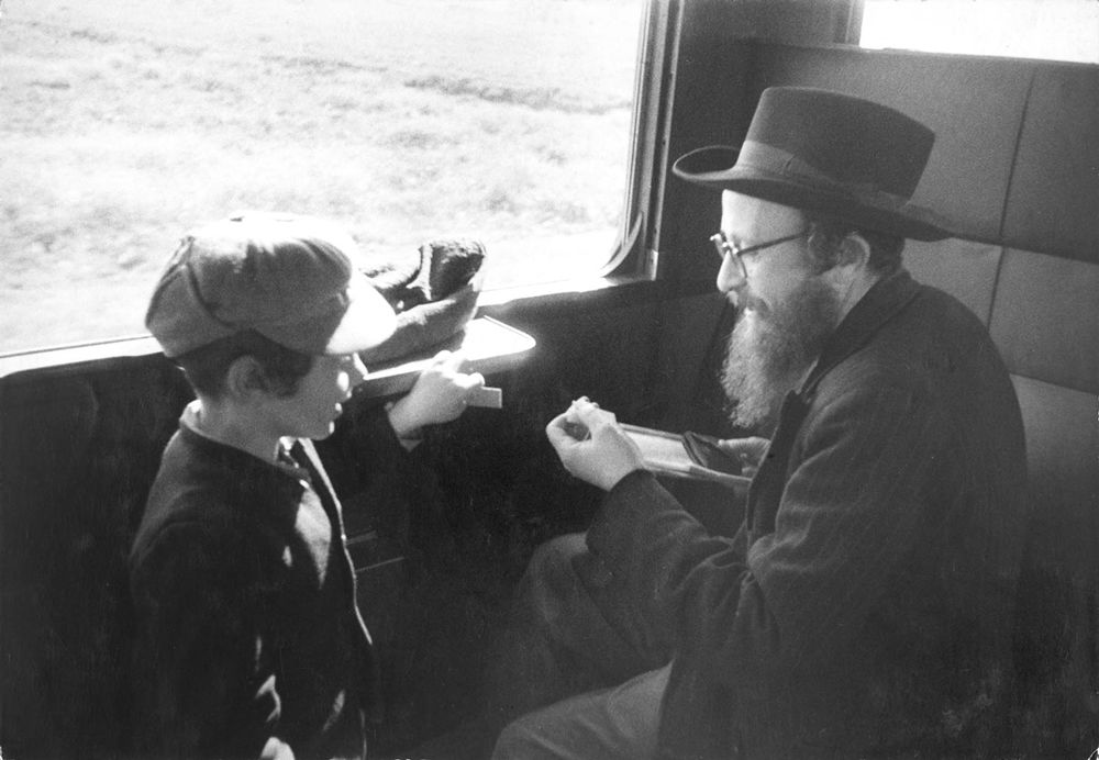 Denise Colomb - Homme et jeune garçon dans le compartiment d'un train, Israël 1976