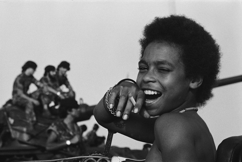 Françoise Demulder - Un jeune milicien du MPLA fête le départ des colons portugais, Angola 1975