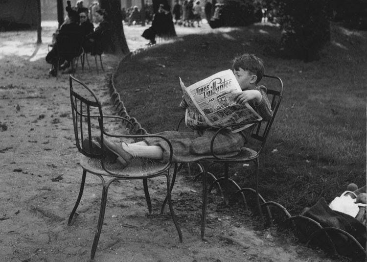 Paul Almasy - Boy reading, Champs Elysées, Paris 1947