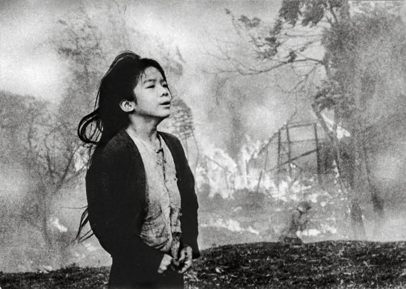 Doan Cong Tinh - Cette fillette de 12 ans cherche sa mère après le bombardement de sa maison dans le quartier de Phuc Tan, Hanoï 1966