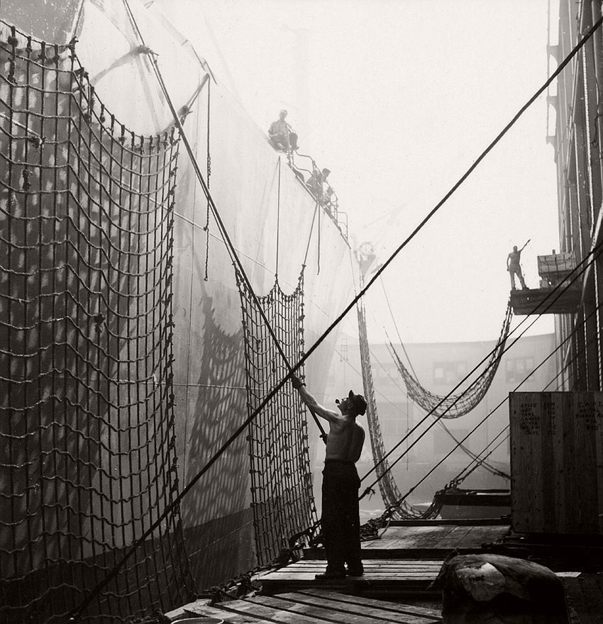 Morris Engel - Dock workers cleaning ship, 1947