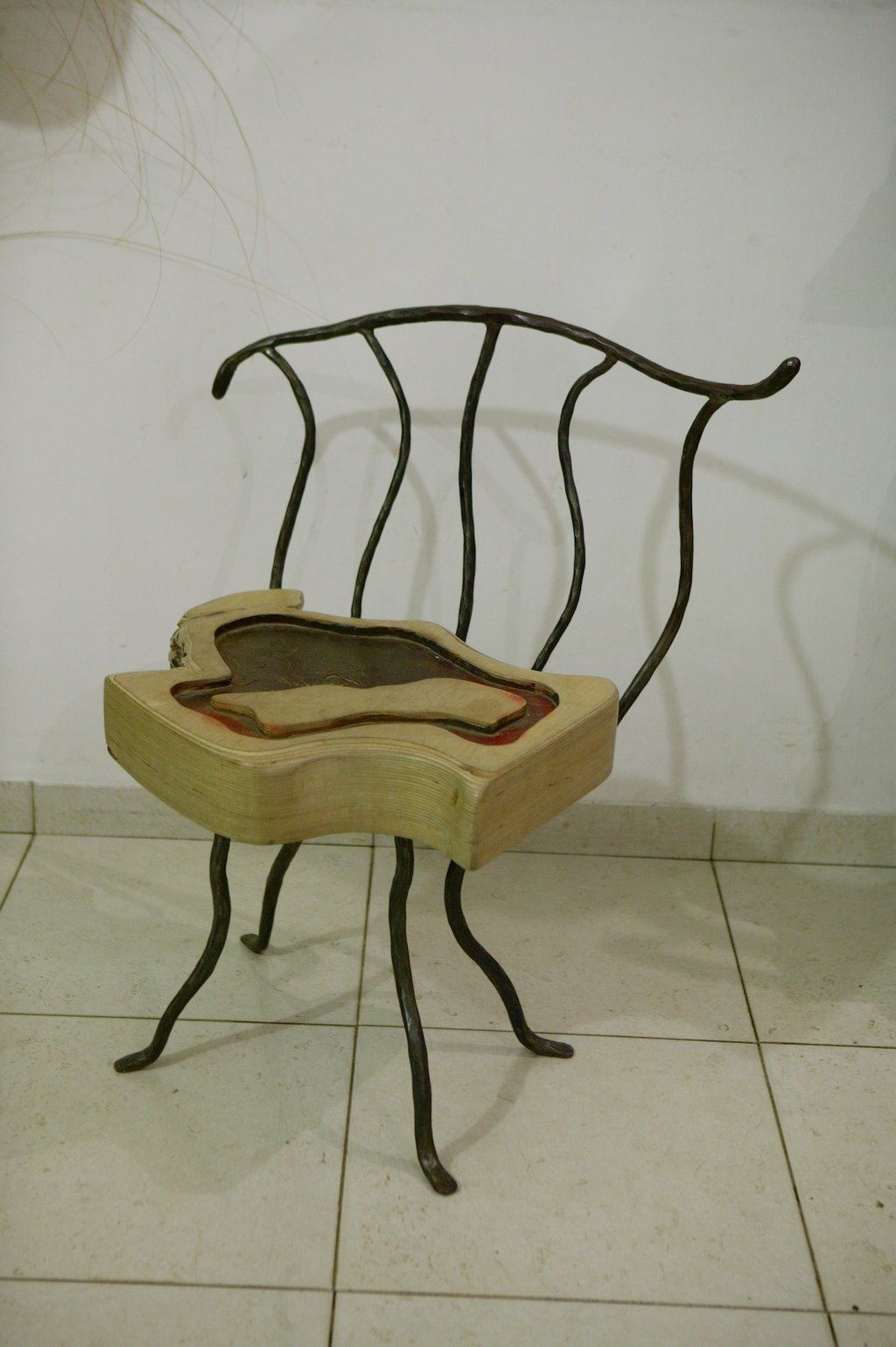 יצירה בברזל ועץ, כסא, דבורי אדלר