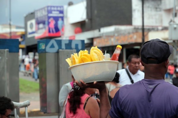 Nutricionistas: vender comida calentada en la calle es un gran riesgo