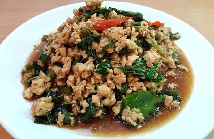 ข้าว ผัดกะเพราไก่ ชมพู่