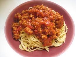 Spaghetti with tomato sauce, minced pork, and cantaloupe