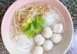 Vermicelli with pork meatballs and watermelon