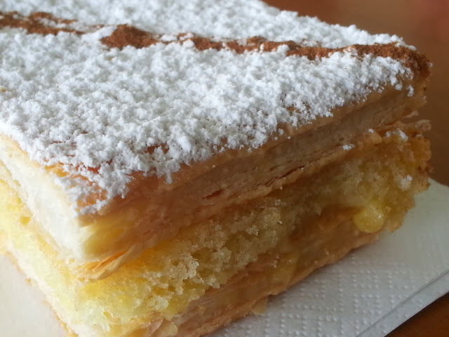 MILLE FEUILLES topping with icing sugar