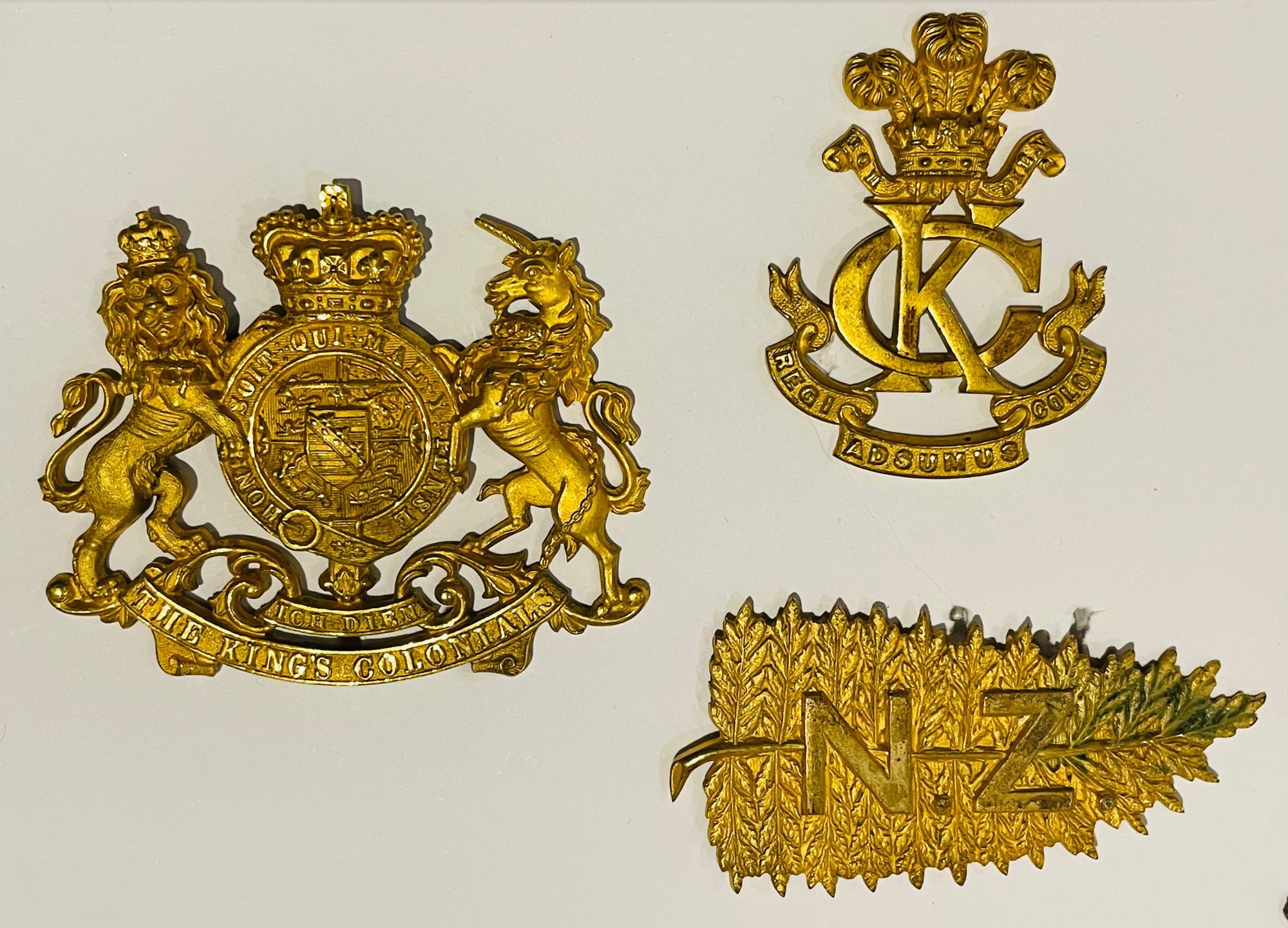 'E' New Zealand Squadron Officer's Headdress Badge set - first pattern hat