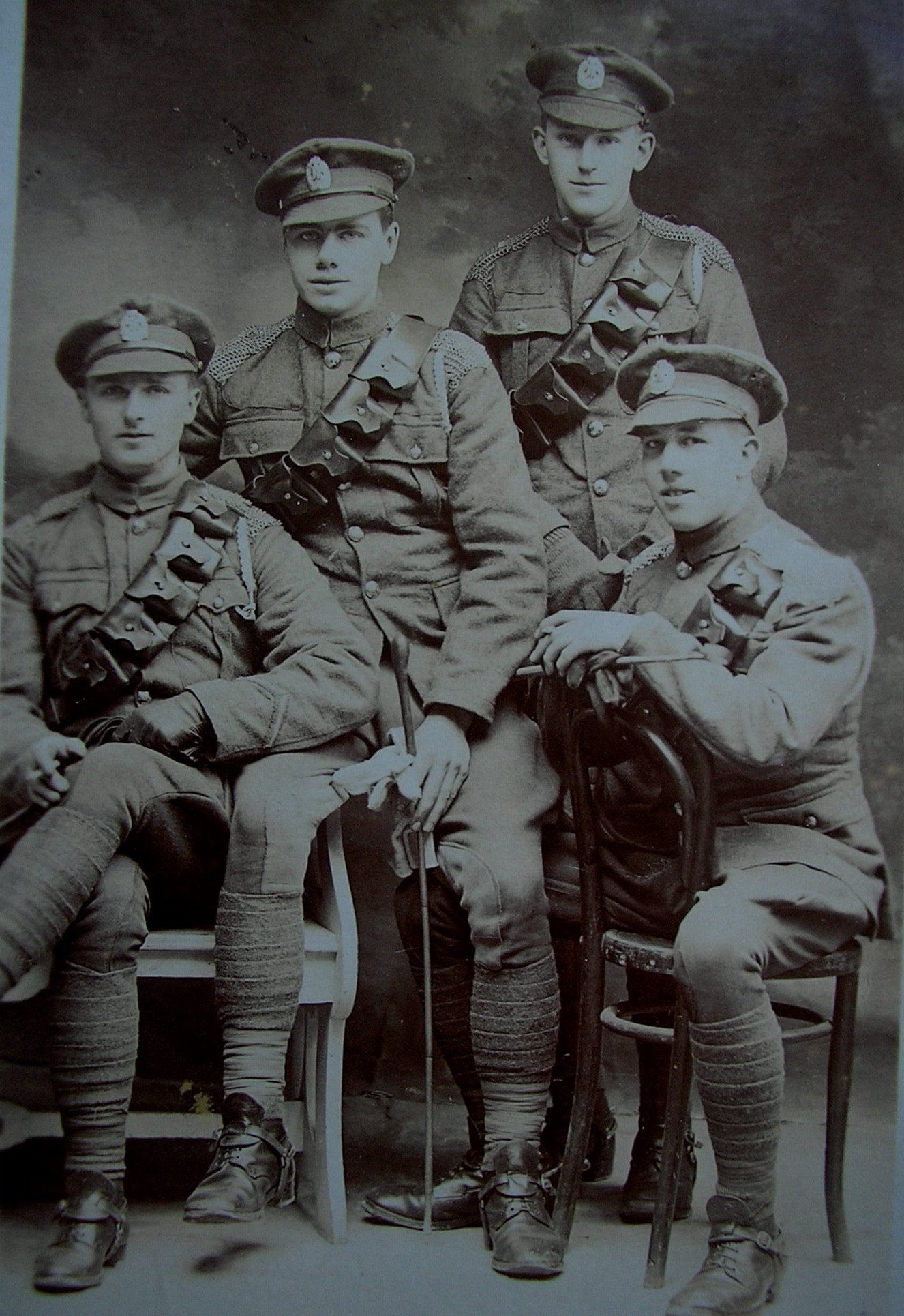Privates Ford, Paul Bernard Poulain, Ernest Gordon Saunders and an un-named Private (left to right) of 2nd King Edward’s Horse in Service Dress in Ireland in 1917. They are wearing shoulder chains, white lanyards around their left shoulders, cloth leggings and 1903 pattern leather webbing. Their headdress badges are that of the 2nd King Edward’s Horse as are their shoulder titles. Private Ford is wearing a good conduct stripe on his left forearm (Photograph courtesy of the Simon Jervis collection).