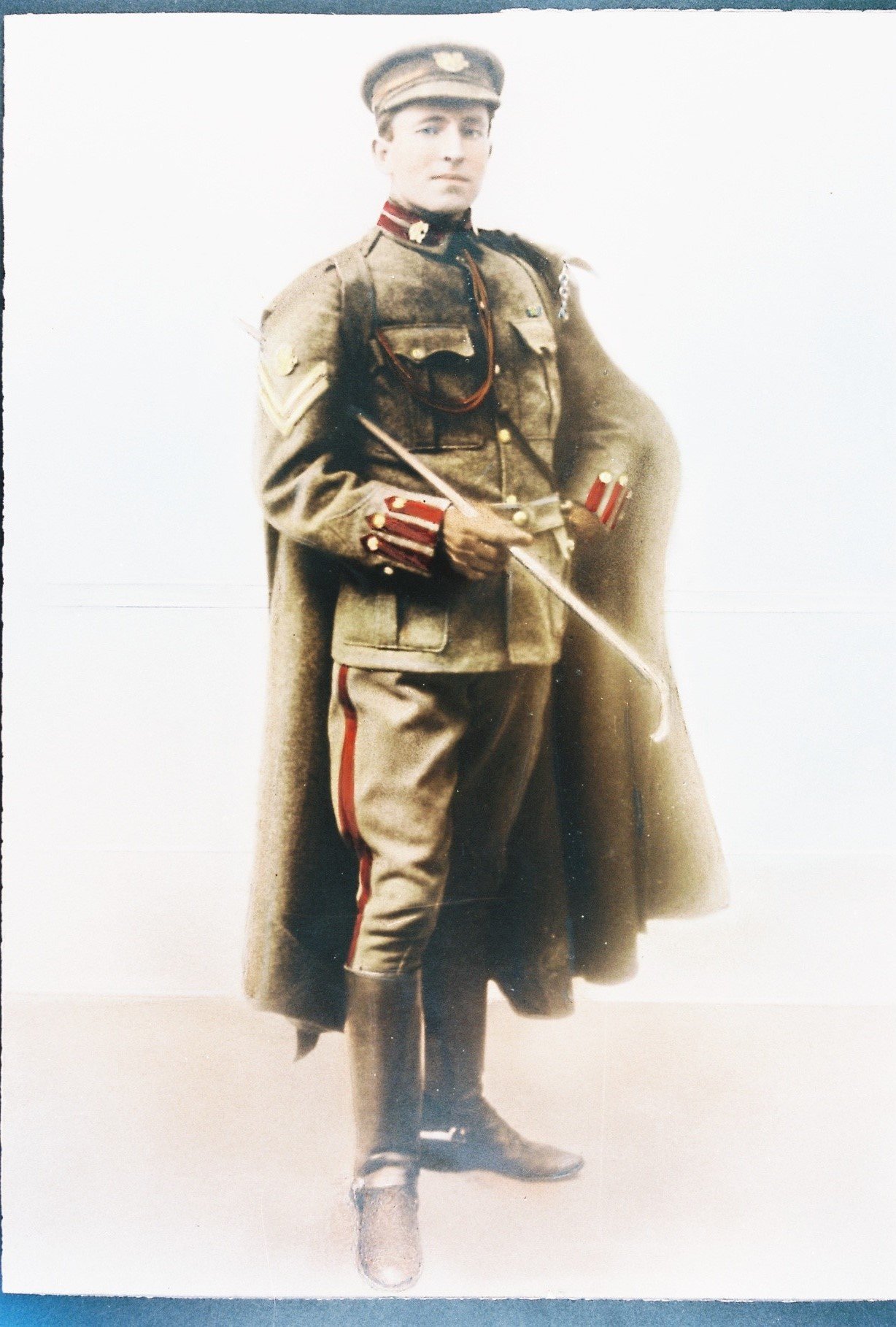 Photograph of Corporal Herbert Harris Shaw of ‘C’ Squadron (Australasian) of the 4th County of London (King’s Colonials) Imperial Yeomanry in Undress uniform showing the khaki forage cap with ‘C’ Squadron (Australasian) headdress badge and first pattern Regimental collar badges circa 1905 (Peter Nemaric collection).