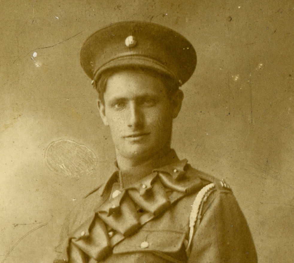 ROWEN, Freddie Joseph. 1488. KIA 25/09/1915.  2KEH tunic button being worn as his cap badge.