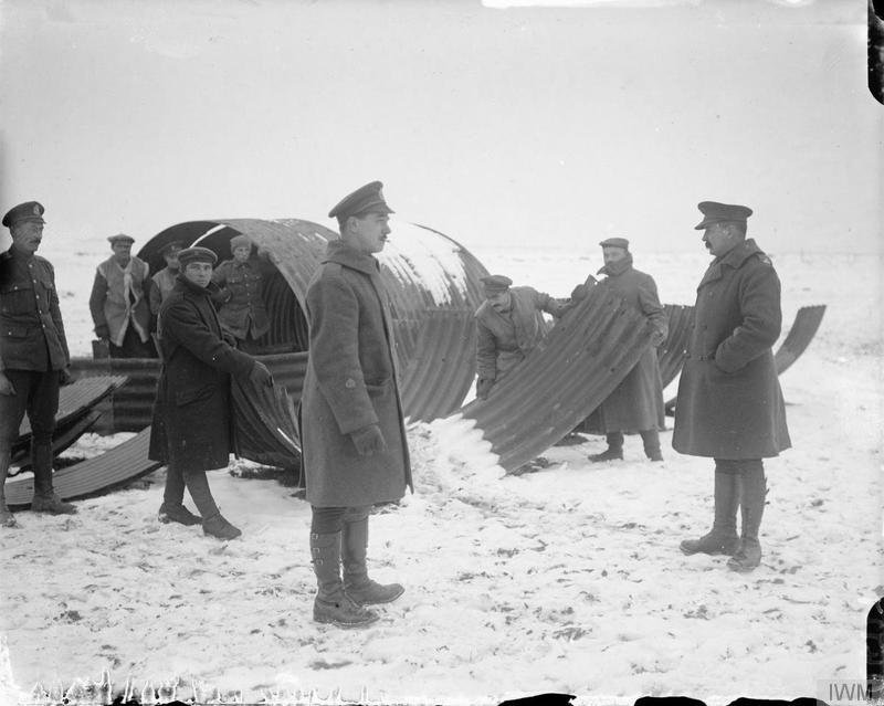 2KEH hut building a Nissen hut in the snow on a hill above Meaulte, Feb 1917. Courtesy imperial War Museum.
