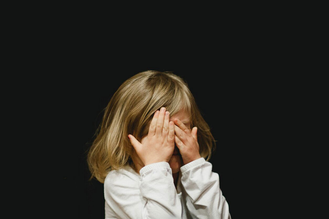 Vaikų psichologė: jei jūsų vaikas kandžiojasi, galbūt jis jaučiasi vienišas.