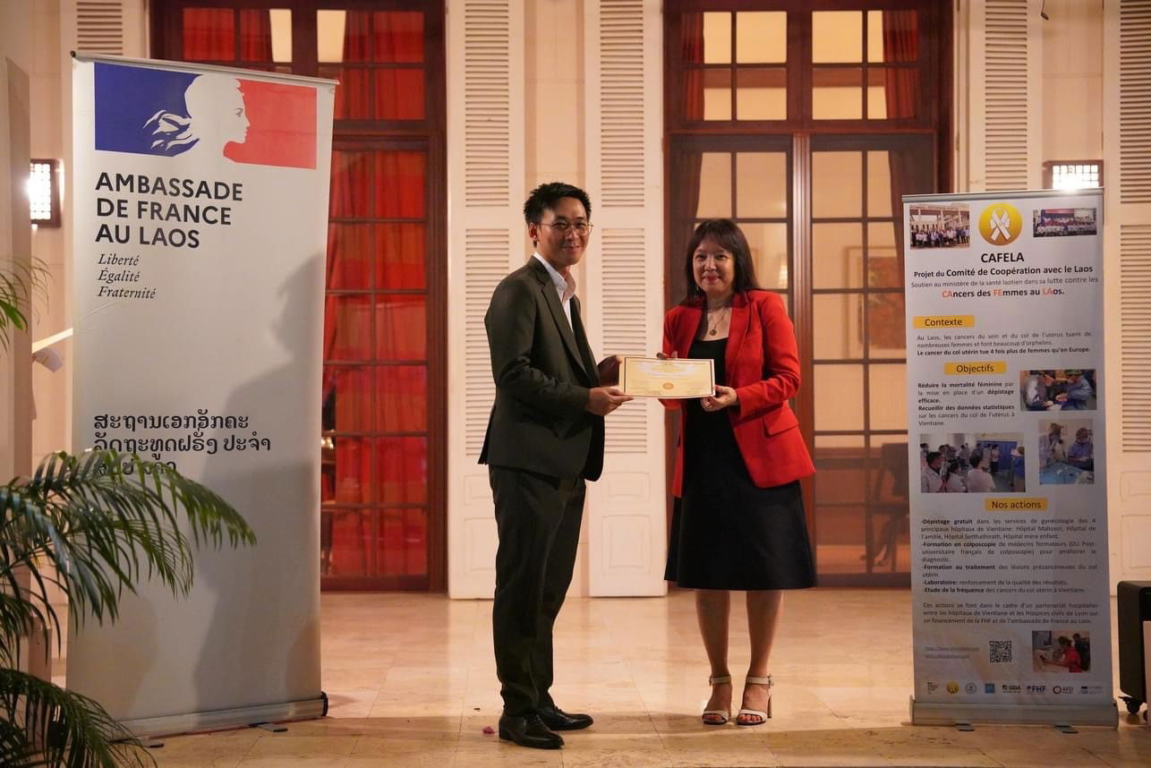 Résidence de France : Remise des attestations de formation en colposcopie par Mme Siv-Leng Chhuor Ambassadrice de France au Laos