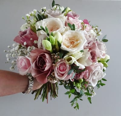 Seana's Flowers | Wedding Flowers Farnham, Surrey | Naturally arranged ...