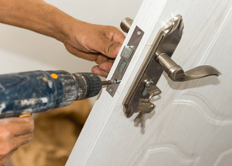 Factors to Consider When Locating the Right Commercial Locksmith in Town