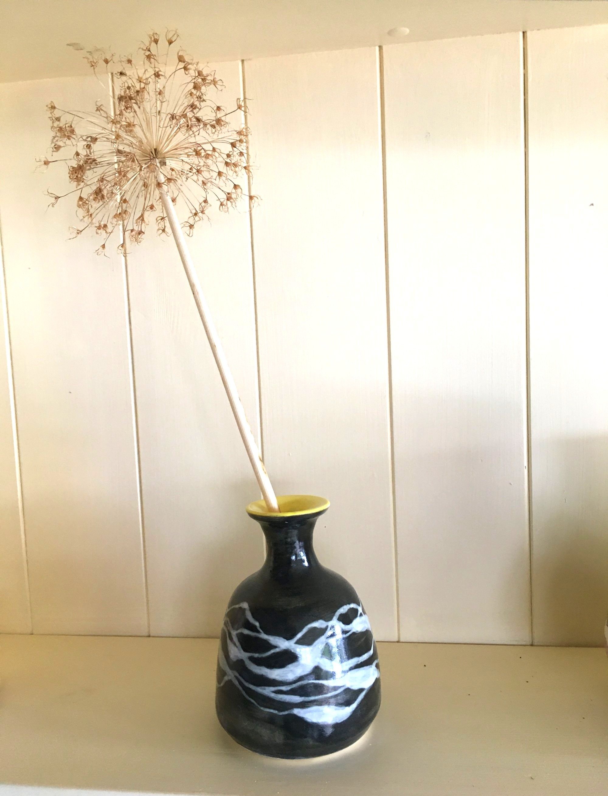 Black  and white waves vase