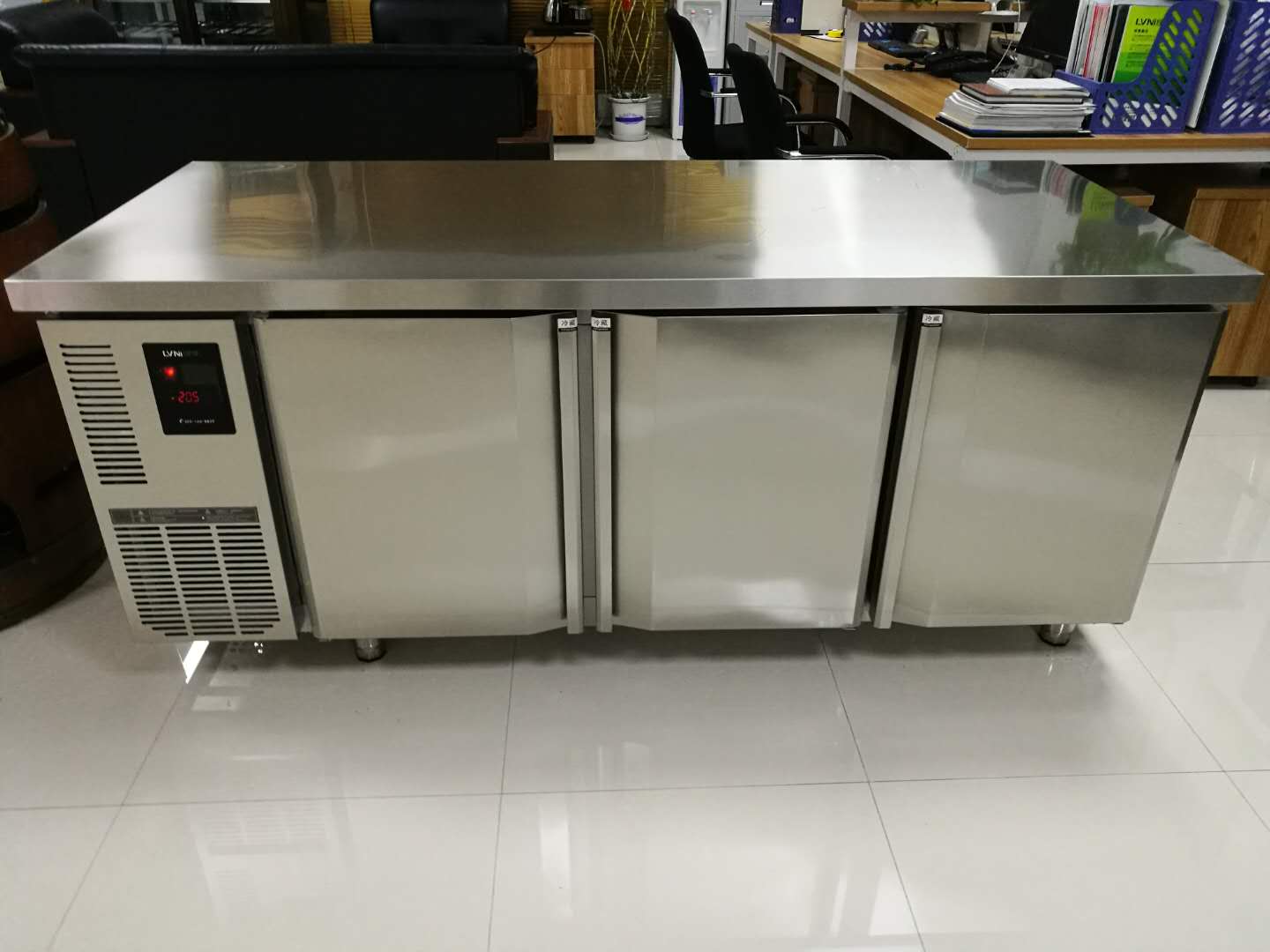 How to clean and maintain commercial refrigerator