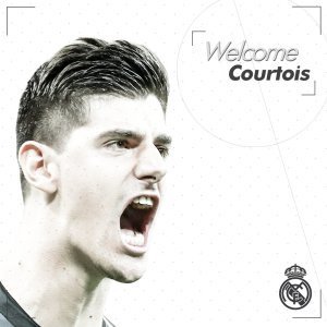 Courtois besa el escudo en su presentación con el Real Madrid