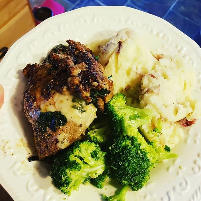 Chicken Thighs, Mashed Cauliflower, Broccoli