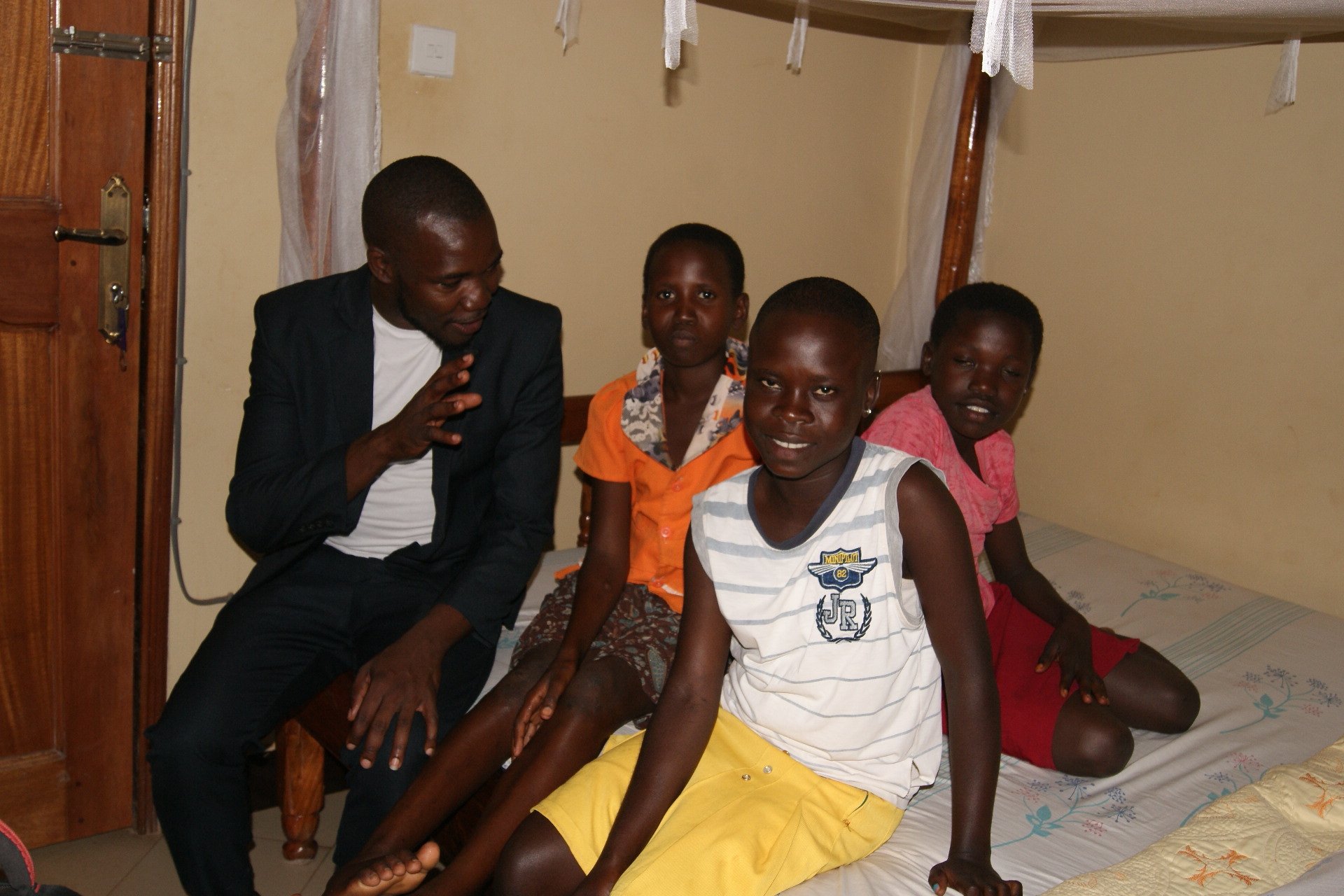 Moses Sakondo visits I CAN children in their Hotel