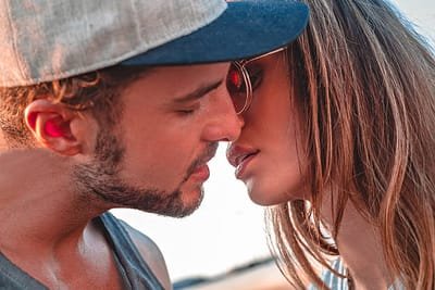 The Effective Steps of How to Kiss Romantically image
