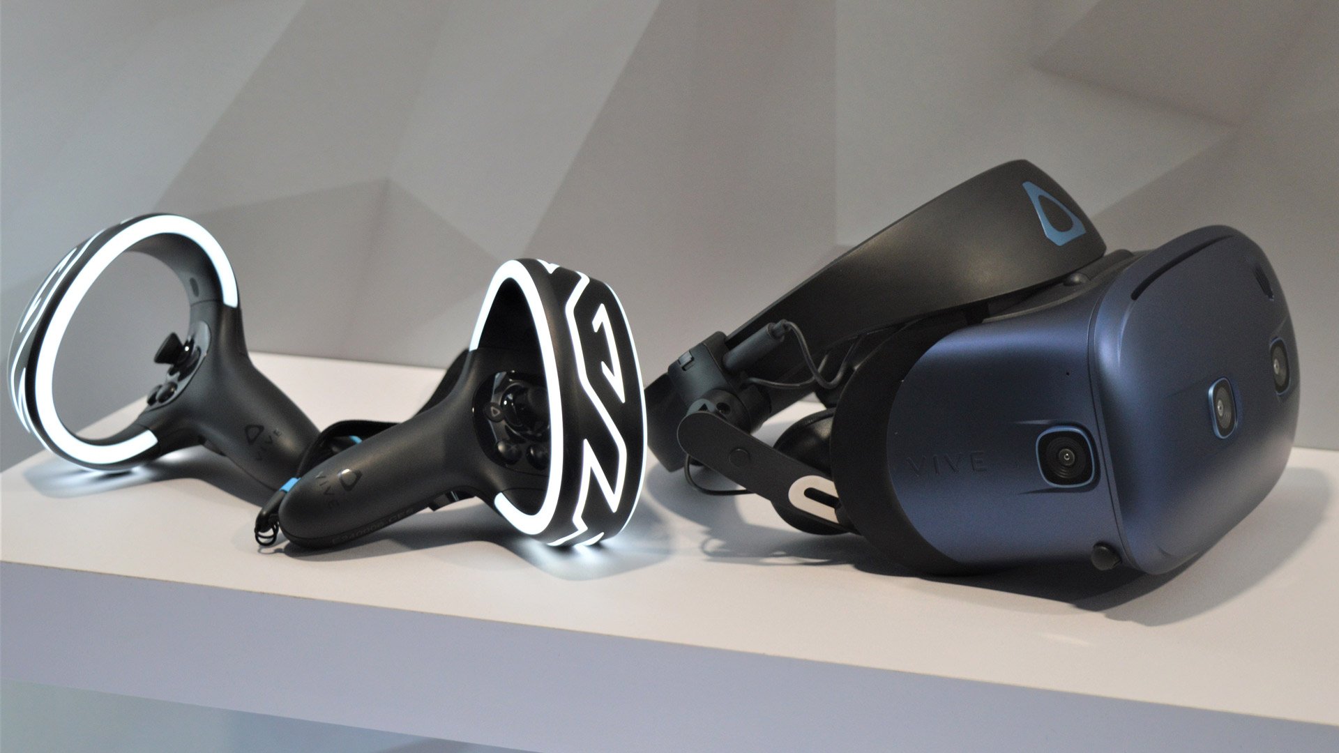 What is? HTC VIVE Cosmos virtual reality glasses.
