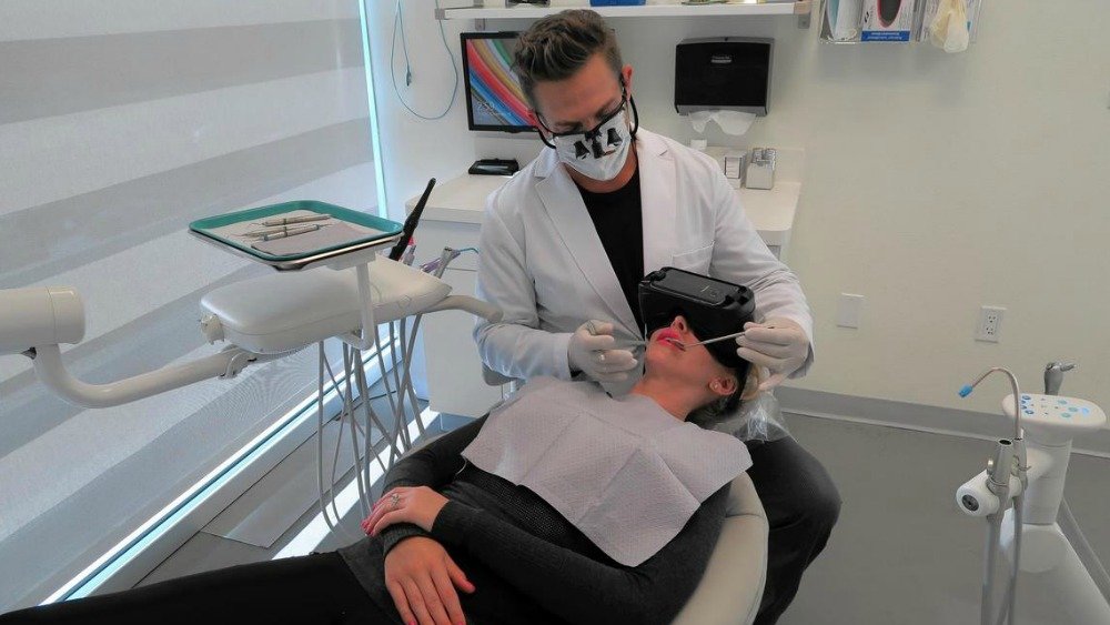 How to use virtual reality glasses for dental care?