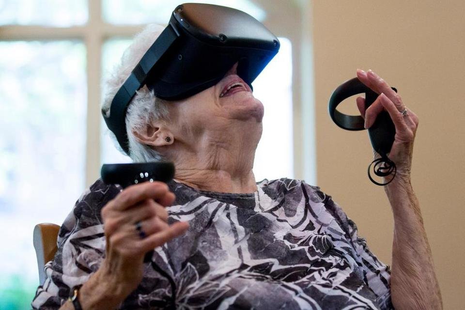 VR can help the elderly improve their balance.