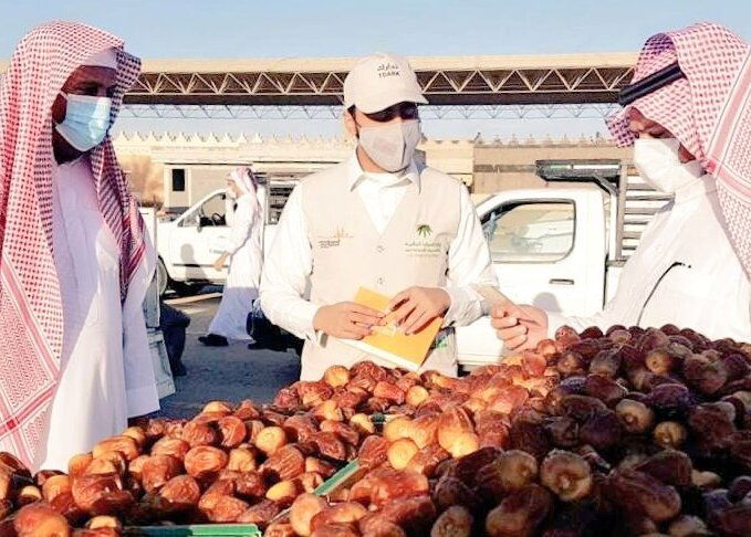 الجمعية تشارك في جولات وسط مهرجان بريدة للتمور للتوعية والتثقيف بأضرار التدخين