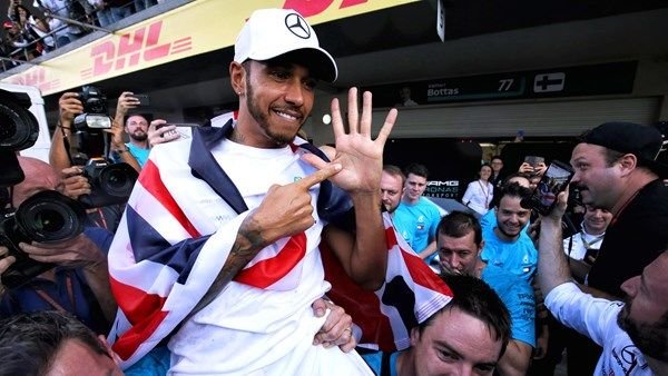 ผลบอล ย้อนหลัง Hamilton takes plaudits as driver of the year in Formula One