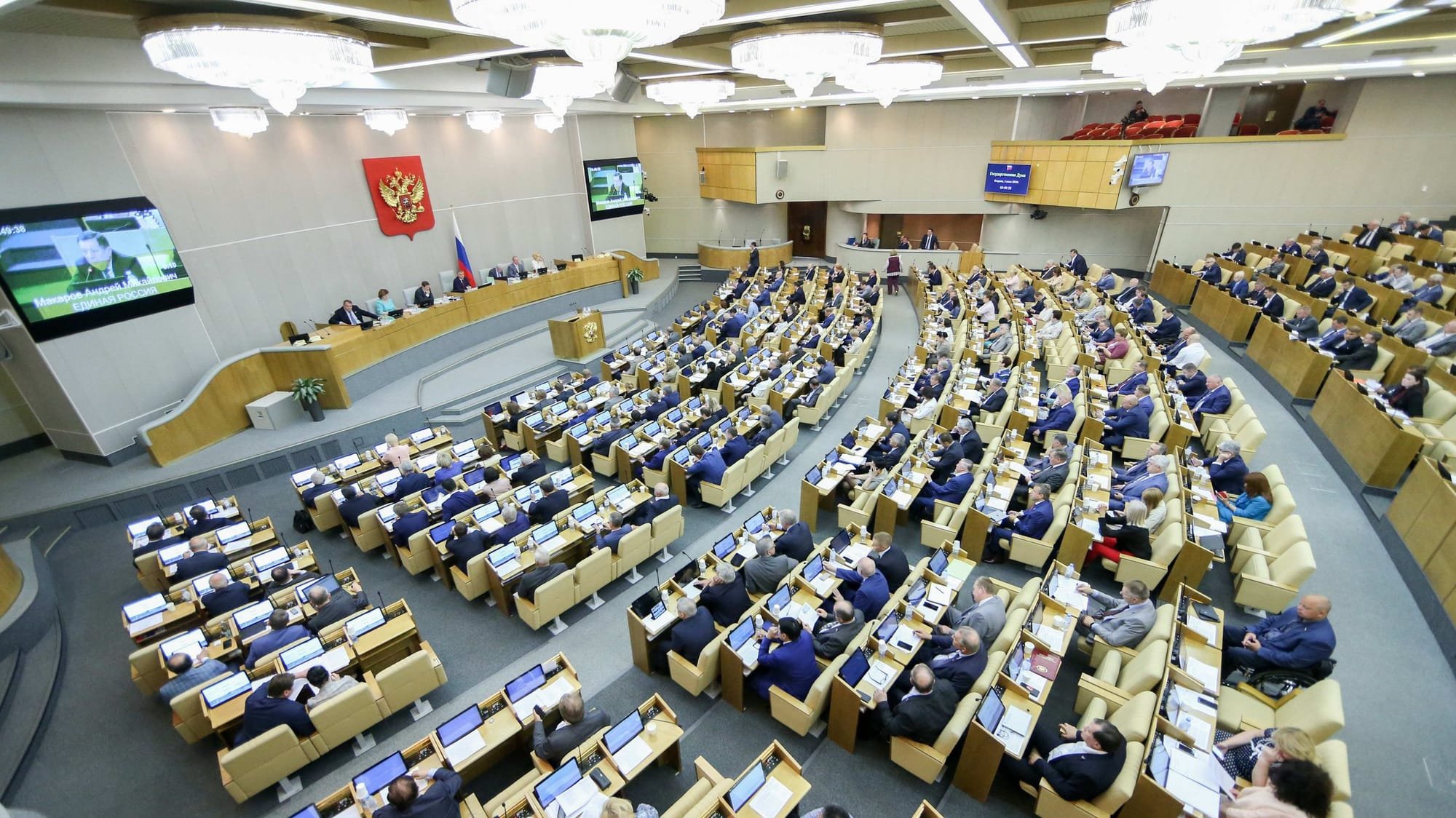 Депутаты ограничат зарплаты высших чиновников