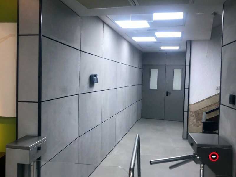 חיפוי קירות בכניסה בבניין משרדים