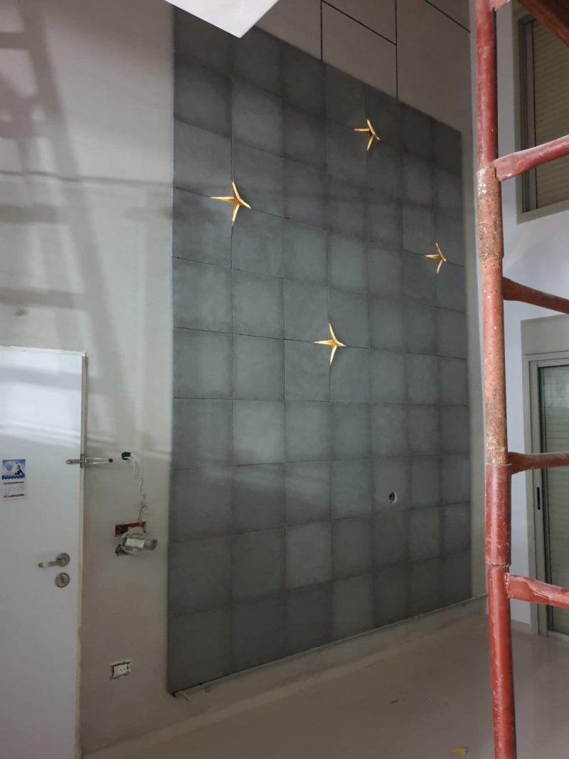 תהליך חיפוי קירות פנימיים בלוחות בטון אדריכלי בלבית פרטי