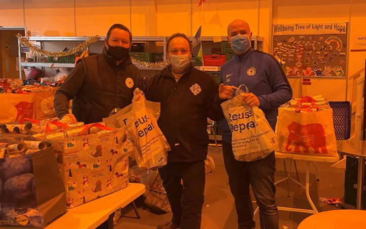 Corinthians FC once again team up with SVP to deliver Christmas Hampers !