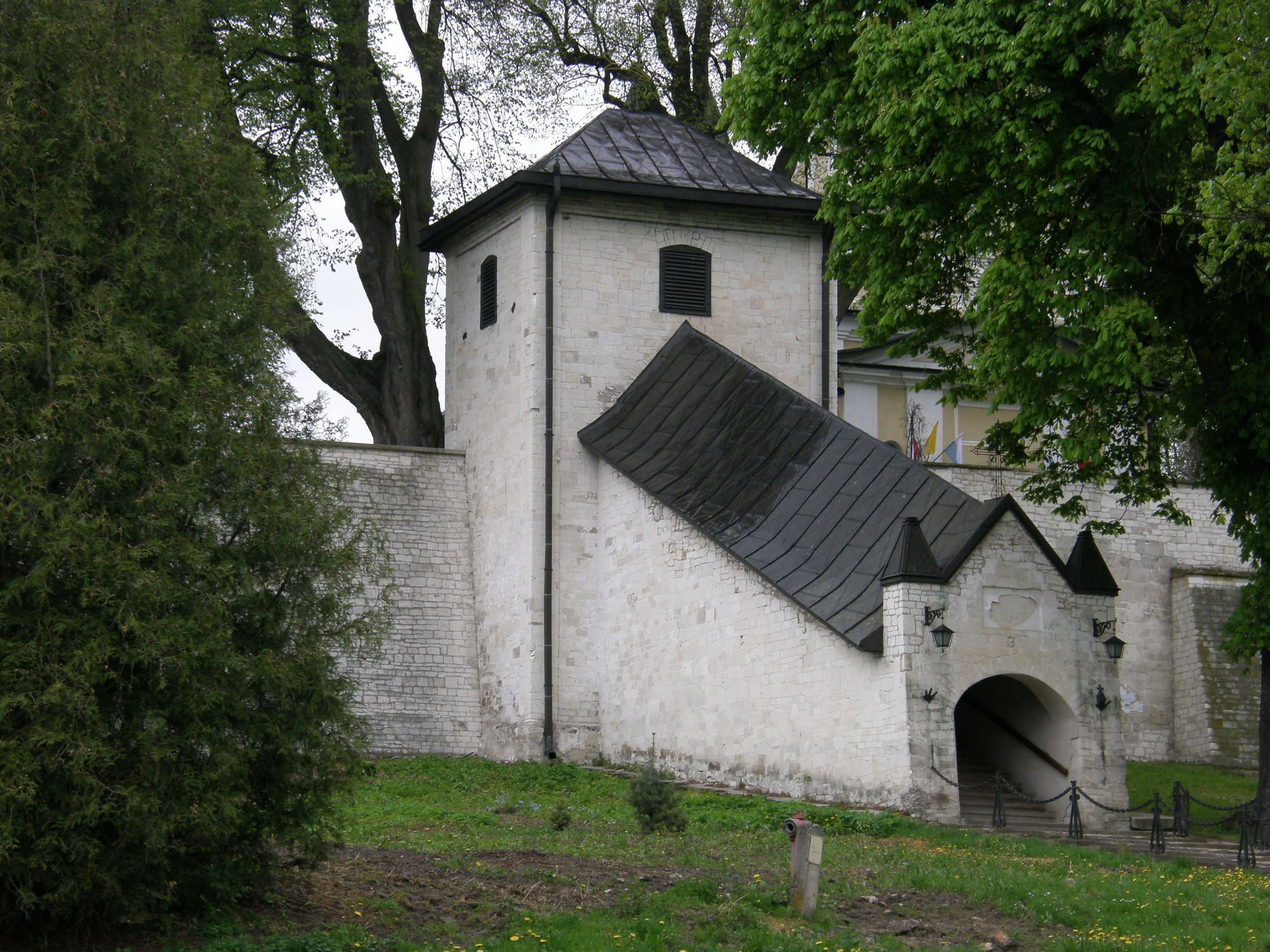 Dzwonnica-brama i kryte schody wraz z murem cmentarnym