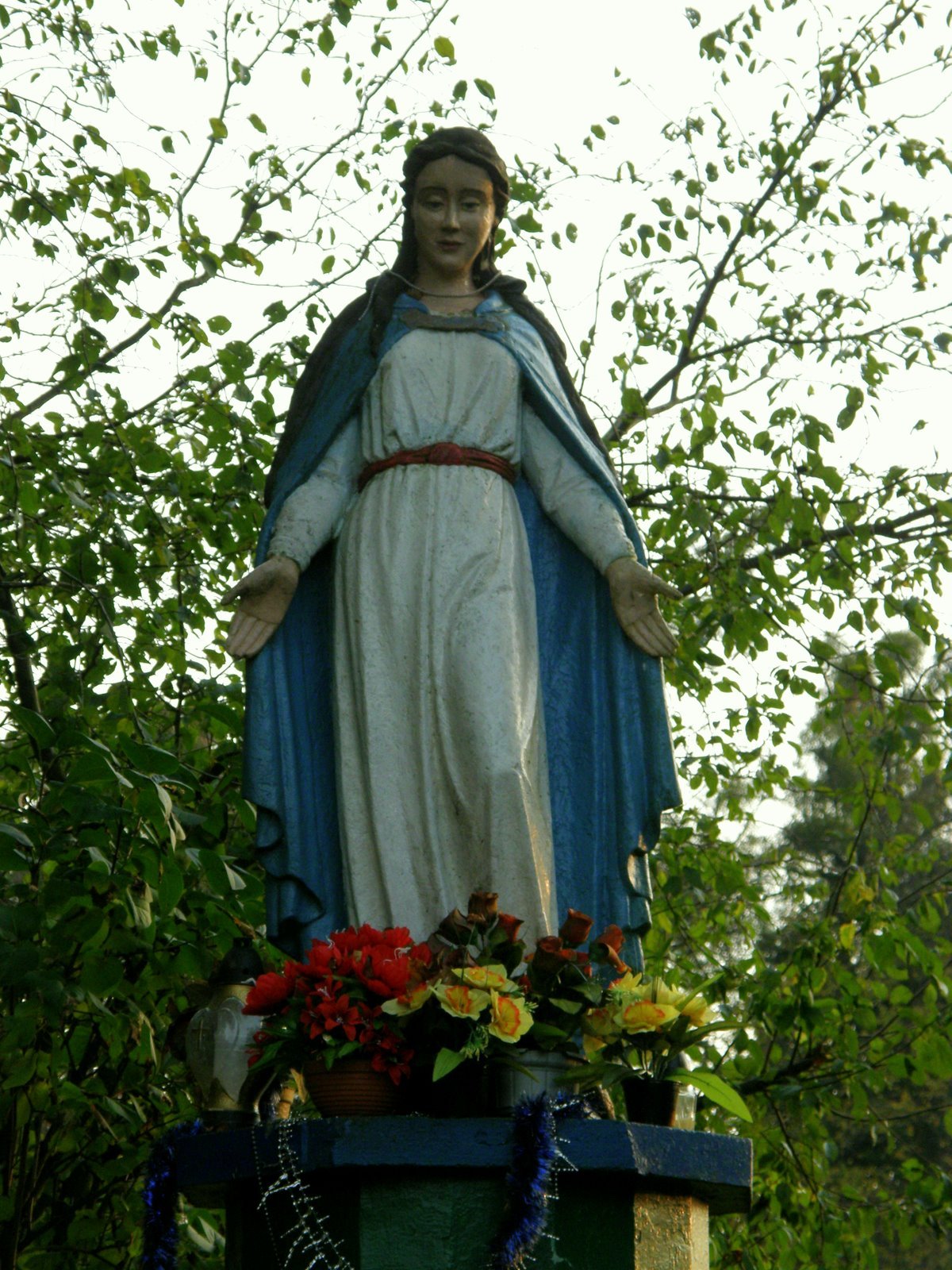 Figura Matki Bożej w parku podworskim w Pilaszkowicach