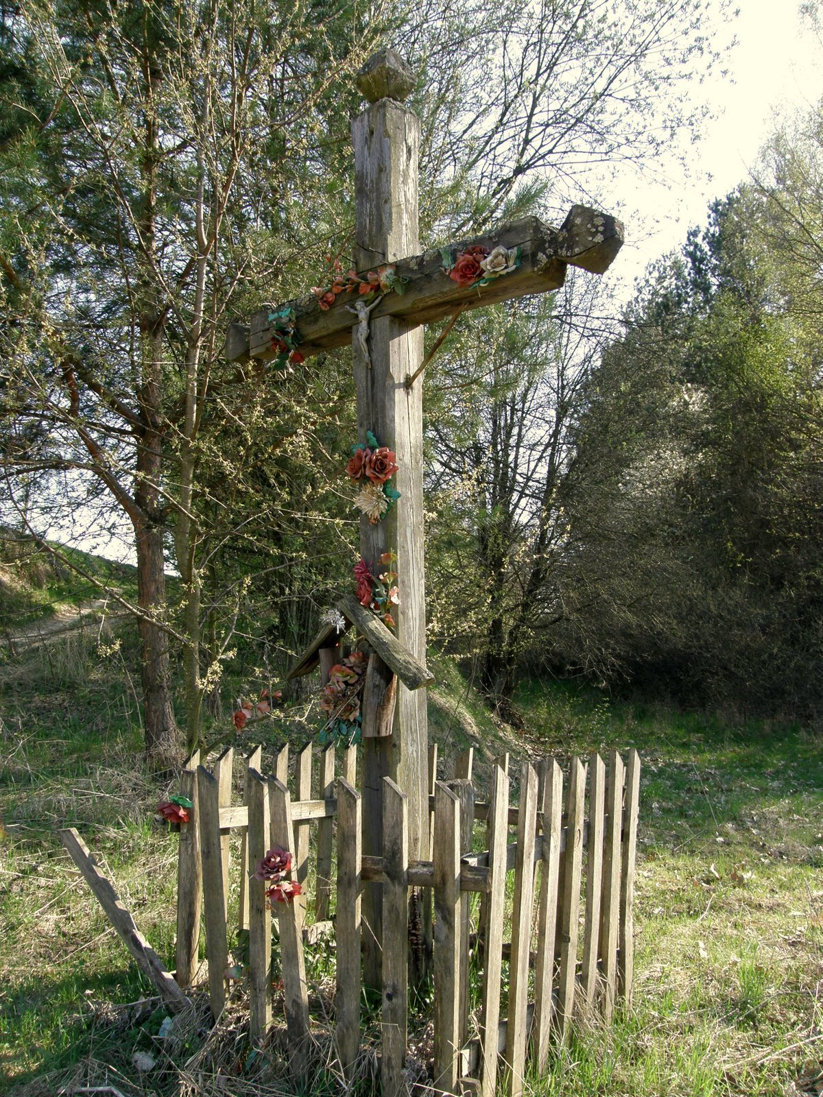 Krzyż w Pilaszkowicach Pierwszych (wzniesiony jako element scenografii do filmu "Sława i chwała", reż. Kazimierz Kutz, 1997 r.)