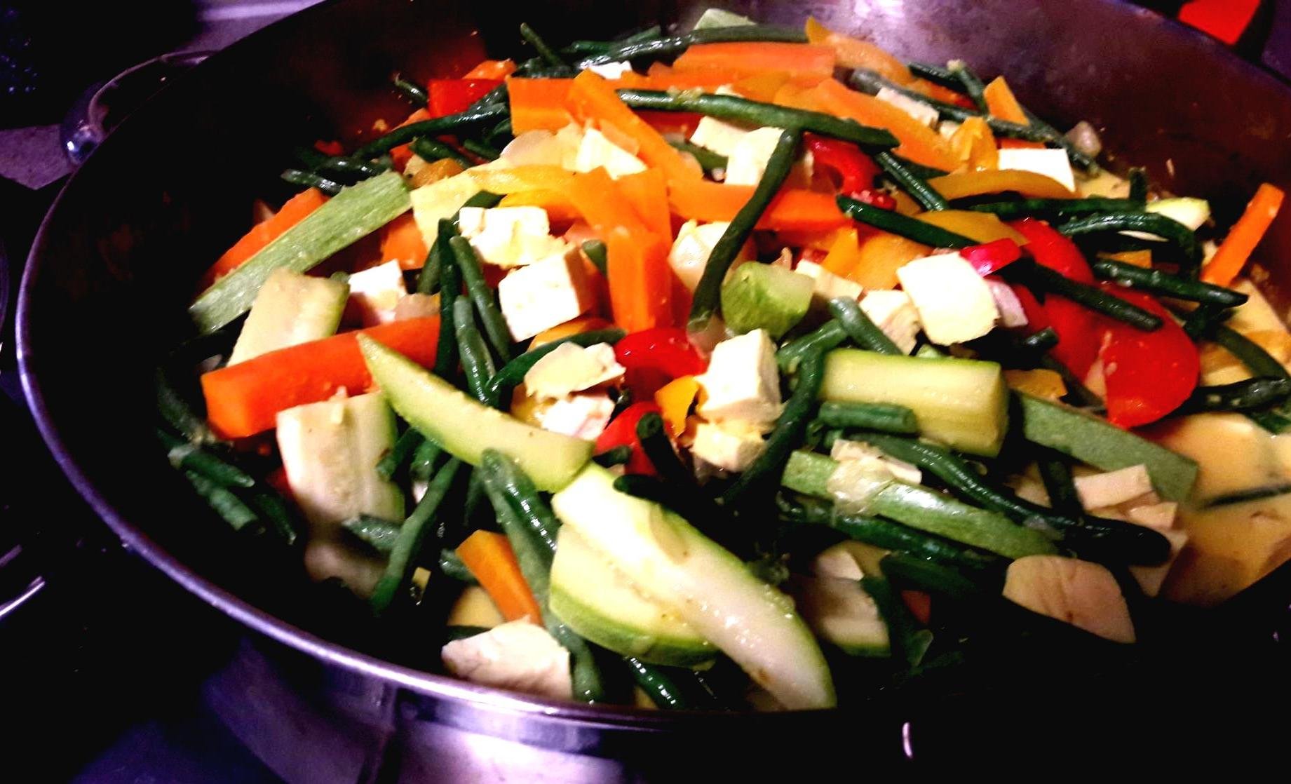תבשיל ירקות וטופו ברוטב קוקוס וכורכום