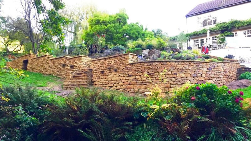 Curved retaining wall with steps