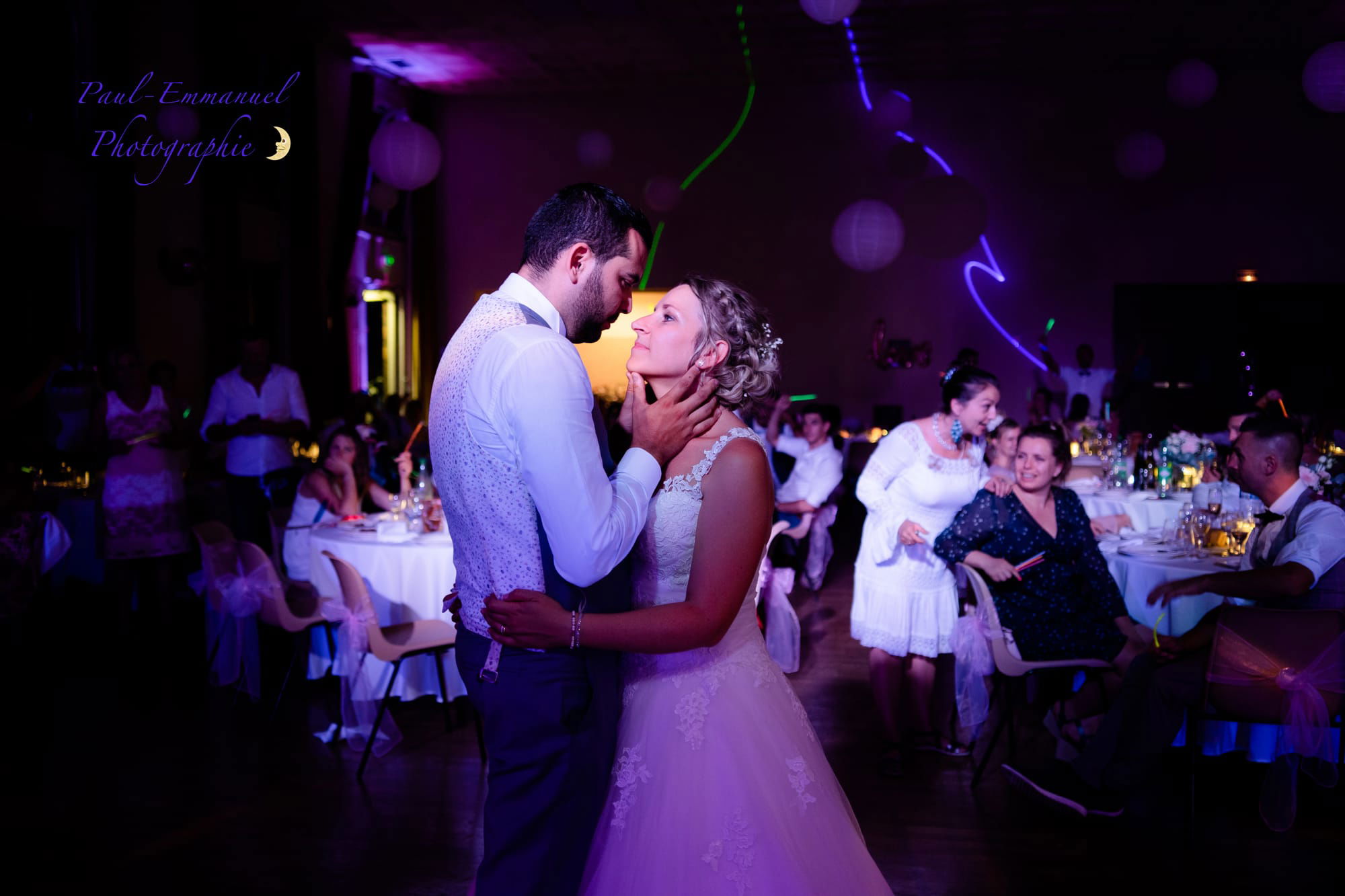 le regard amoureux du marié sur la mariée